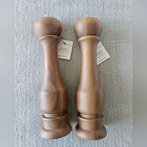 Williams Sonoma Walnut Traditional Salt and Pepper Mills
